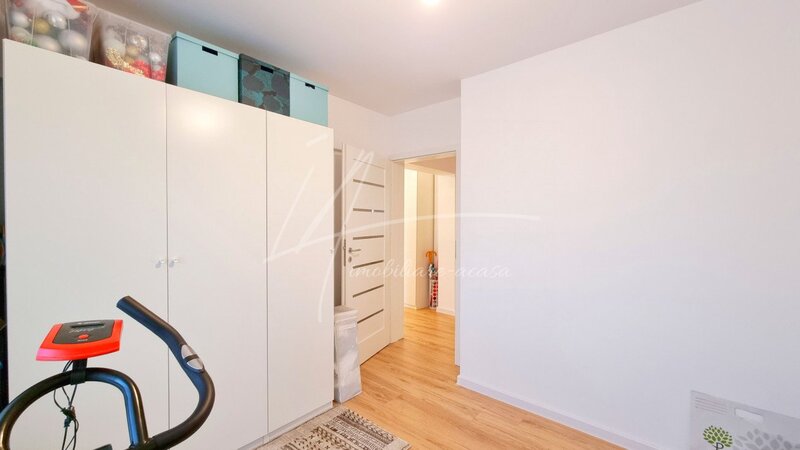 Calea Calarasilor, ap. decomandat 3 cam. renovat, partial mobilat si utilat.